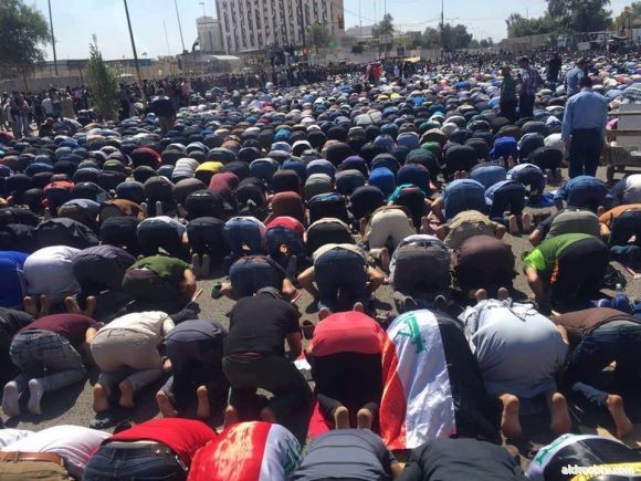 صلاة العراق --لقطه لصلاة المعتصمين في بغداد تؤكد وحدتهم ورفضهم للجور والظلم والفساد