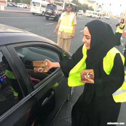 Emaratalyoum Newspaper   معالي شما المزروعي، وزيرة دولة لشؤون الشباب توزع وجبات الإفطار بنفسها على السائقين برفقة شباب ⁧‫#‏الإمارات‬⁩.