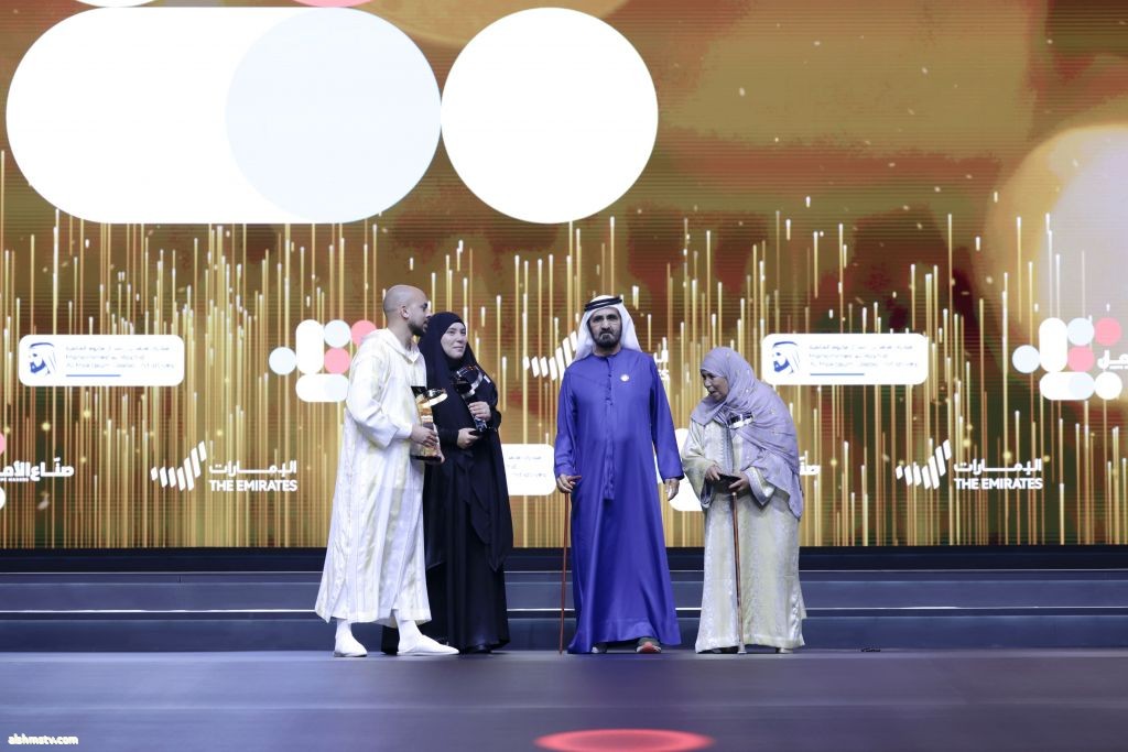 حاكم دبي يتوج المغربي أحمد زينون بلقب صانع الأمل 2025