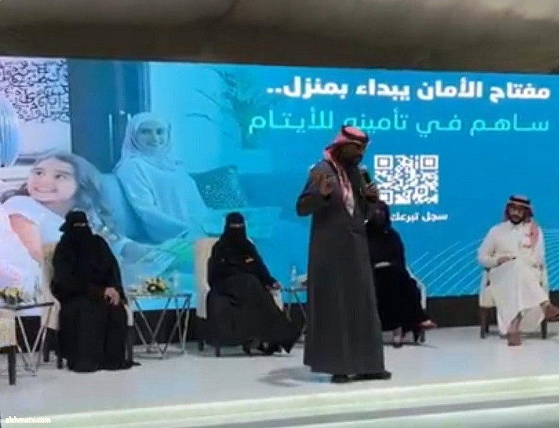 الأستاذة سمها الغامدي تتحدث عن "أهمية السكن في حياة اليتيم" في خيمة إخاء الرمضانية وجمعية كيان شاركت بركن تعريفي هادف
