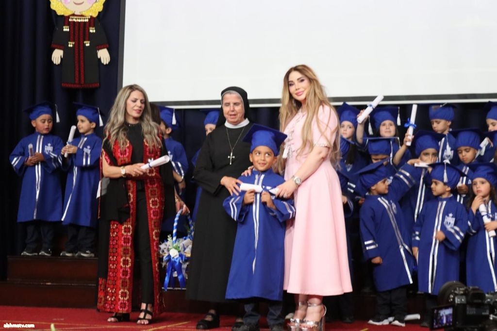 برعاية الكاتبة والأديبة الدكتورة سارة السهيل، وبحضور مديرة المدرسة الأخت كلارا معشر المحترمة، ومديرة الروضة الأخت جوزفين قيقية المحترمة، و الاخت كونشيتا والأخت ميشلين وراهبات الوردية الفاضلات، ولفيفٍ من الأهالي الكرام، احتفلت روضة راهبات الوردية – مرج الح برعاية الكاتبة والأديبة الدكتورة سارة السهيل، وبحضور مديرة المدرسة الأخت كلارا معشر المحترمة، ومديرة الروضة الأخت جوزفين قيقية المحترمة، و الاخت كونشيتا والأخت ميشلين وراهبات الوردية الفاضلات، ولفيفٍ من الأهالي الكرام، احتفلت روضة راهبات الوردية – مرج الح