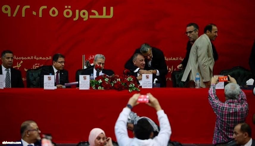 محمود الخطيب يحتفظ برئاسة الأهلي المصري محمود الخطيب يحتفظ برئاسة الأهلي المصري