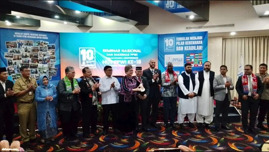 لنقابة الصحفيين والكتاب الاندونيسيين حضور ومشاركة السفراء وكبار الشخصيات الحكومية من البرلمان والوزارات ووسائل الإعلام ورجال وسيدات الاعمال ووكلاء النقابة في لنقابة الصحفيين والكتاب الاندونيسيين حضور ومشاركة السفراء وكبار الشخصيات الحكومية من البرلمان والوزارات ووسائل الإعلام ورجال وسيدات الاعمال ووكلاء النقابة في