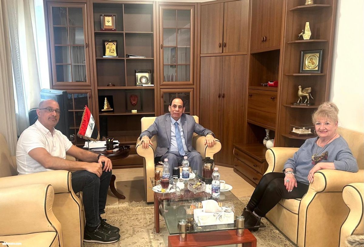 رئيس البعثة يستقبل زوجة الموسيقار العراقي الراحل منير بشير التقى القائم بالأعمال د. فاضل عواد الشويلي رئيس البعثة يستقبل زوجة الموسيقار العراقي الراحل منير بشير التقى القائم بالأعمال د. فاضل عواد الشويلي