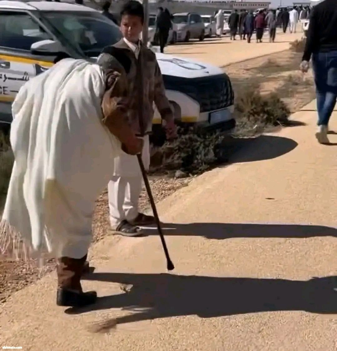 أديم روحي هذه الصورة في جنازة سيف الإسلام ستبقى