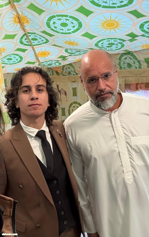 الى سيف الاسلام من احمد القذافي في يوم 40 من رحيلك، أقف اليوم مثقلاً بالوجع، ممتلئاً بالفخر، وأعود بذاكرتي إلى ذلك اليوم الذي التقينا فيه،