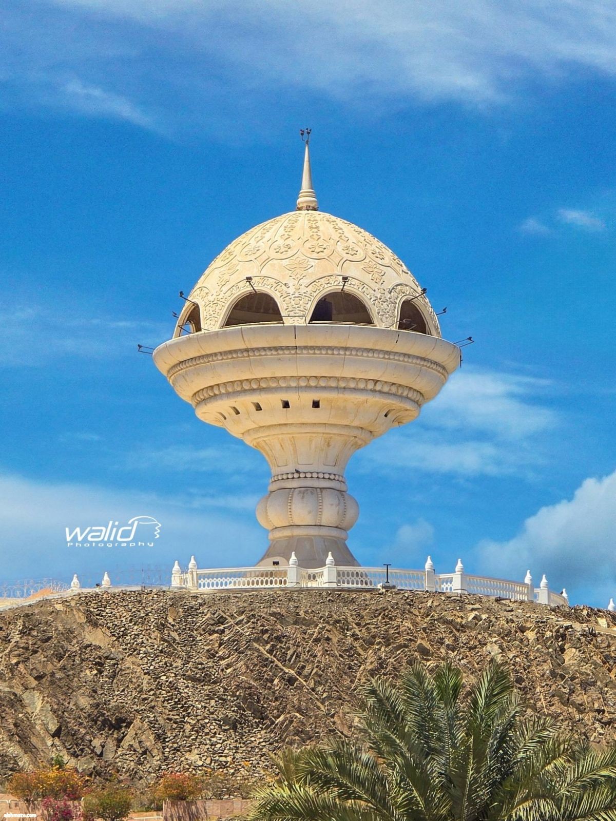 Walid Abdallah كنت فى دبى وقررت أروح مسقط بسلطنة عمان .  المسافة ٤ ساعات بالعربية وبدون تأشيرة