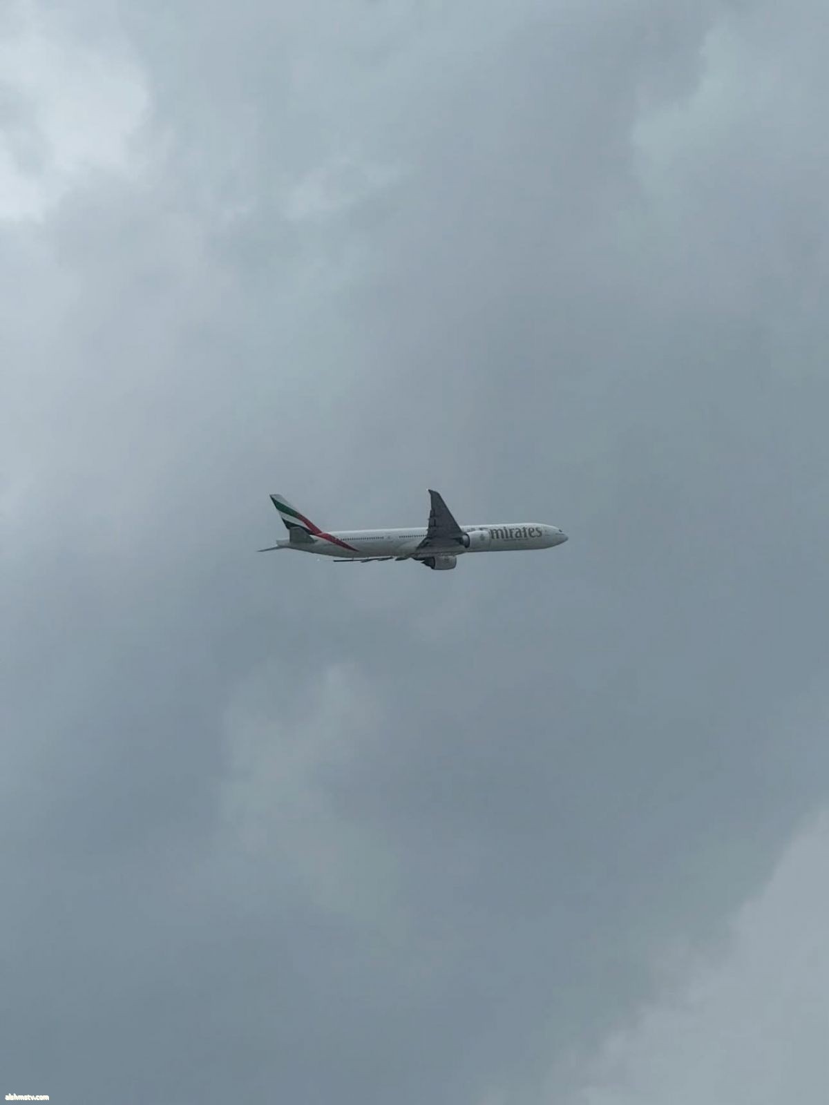 الإمارات تحلق وسط أمطار غزيرة! ????️✈️ في الوقت اللي تتوقف فيه أشياء كثيرة حول العالم عند أول قطرة مطر… هنا المشهد مختلف. الطائرات تقلع وتهبط،