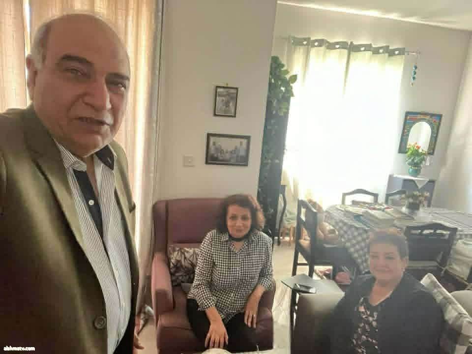 ميسلون هادي شرفني البارحة بالزيارة العزيزان منى سعيد وعبد الستار البيضاني. صديقا الزمن الجميل، والعمل الصحفي المشترك في قاعة واحدة كان يسميها ظرفاء المجلة (قاعة الخدج)،