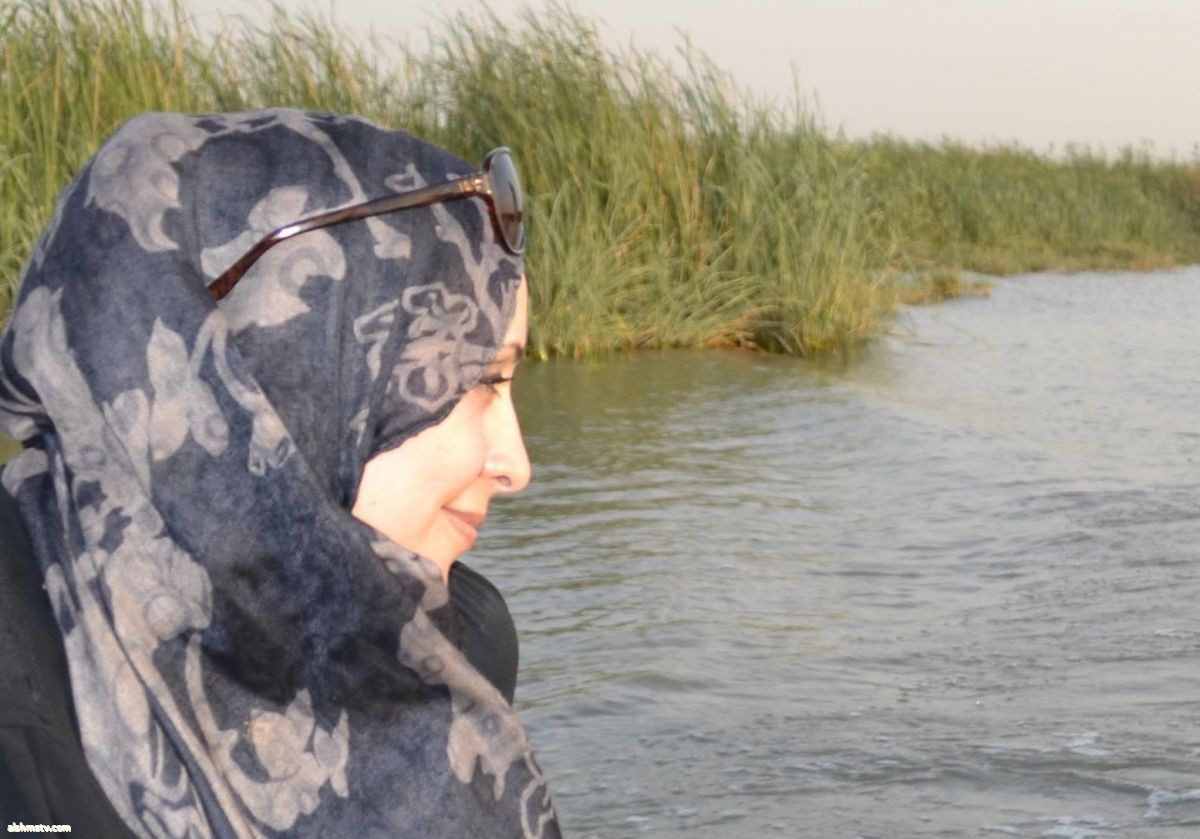 Hajar Alkuhtany في مدينة الناصرية مركز تجاري حديث صغير (مول) أحبه وأحرص على زيارته كلما زرت والدي. حيّرتني جاذبية هذا المكان طويلاً، وتساءلت: ما الذي يجذبني إلى هذا الفضاء المحلي الذي قلّما اشتريت منه بضاعة؟ Hajar Alkuhtany في مدينة الناصرية مركز تجاري حديث صغير (مول) أحبه وأحرص على زيارته كلما زرت والدي. حيّرتني جاذبية هذا المكان طويلاً، وتساءلت: ما الذي يجذبني إلى هذا الفضاء المحلي الذي قلّما اشتريت منه بضاعة؟