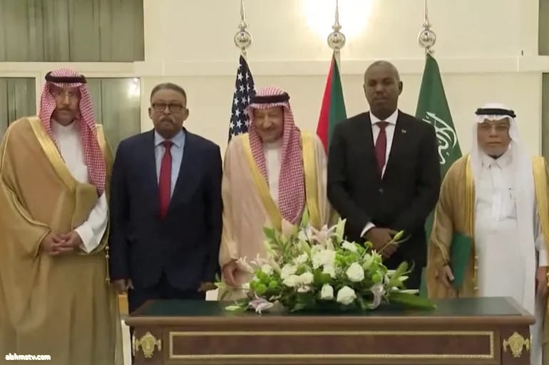 الرياض تُمسك بخيوط اللعبة السودانية وتسعى لتشكيل حكومة بقيادة البرهان الرياض تُمسك بخيوط اللعبة السودانية وتسعى لتشكيل حكومة بقيادة البرهان