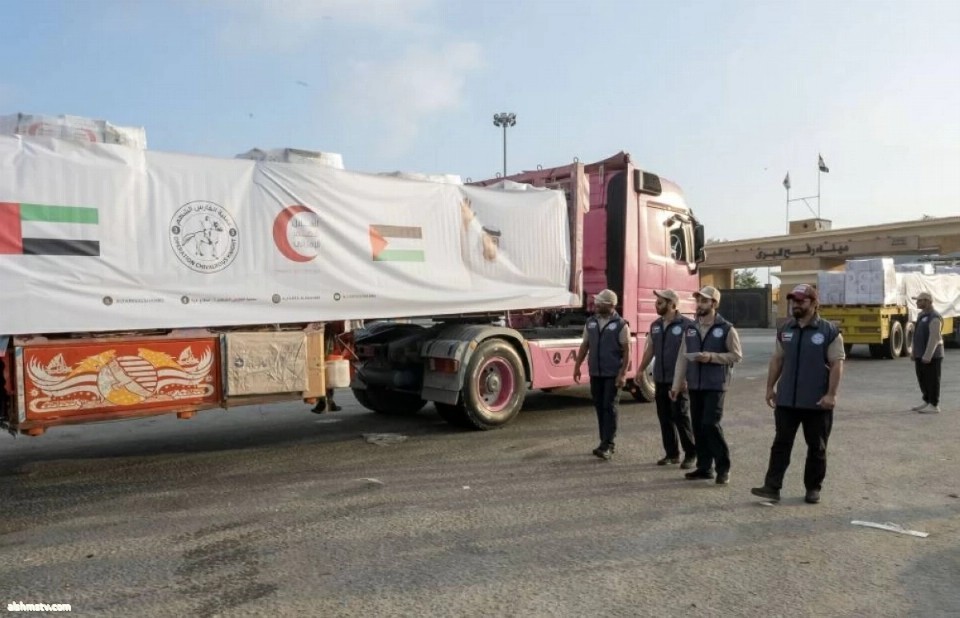 ضمن عملية «الفارس الشهم 3» 5 قوافل إماراتية لغزة تحمل 792 طن مساعدات ضمن عملية «الفارس الشهم 3» 5 قوافل إماراتية لغزة تحمل 792 طن مساعدات