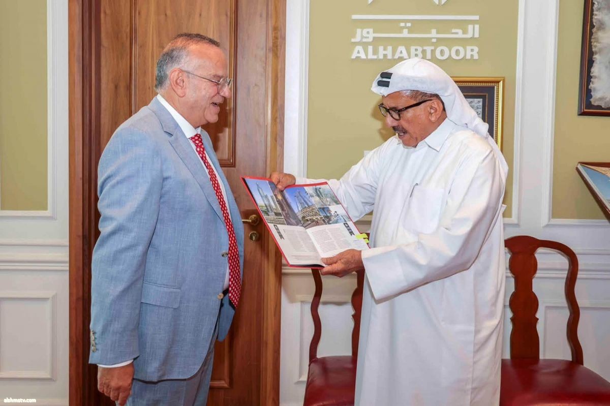 Khalaf Al Habtoor مع Al Habtoor Group. سرّني اليوم استلام النسخة الرسمية من كتاب جوائز العقارات الدولية (International Property Awards)، Khalaf Al Habtoor مع Al Habtoor Group. سرّني اليوم استلام النسخة الرسمية من كتاب جوائز العقارات الدولية (International Property Awards)،
