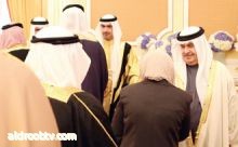 في مقدمتهم الوزراء وكبار المسؤولين.. علي بن خليفة يستقبل المهنئين بزواج نجله الأكبر
