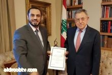 رئيس الوزراء اللبناني الأسبق فؤاد السنيورة يحتفي بالدكتور الشريف محمد الراجحي بمنحه شهادة تقدير