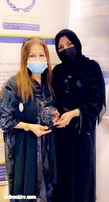 جمعيه الفصام تكرم أبناء المستفيدين والاعلاميين   الرياض / هدى الخطيب  كرمت رئسة مجلس إداره جمعية الفصام سمو الاميره سميره بنت عبدالله الفرحان أبناء مستفيدي الجمعيه في مقهي دكتور بيكر وذلك مساء يوم الخميس ٢٠ شوال ١٤٤٣ هجري بحضور منسوبي الجمعيه والإعلاميين 