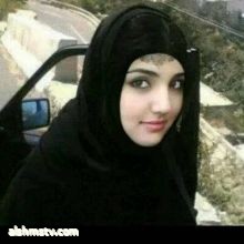 سارة الصنعاني  ·  اريد رايكم بالشاعر وليس بالصورة