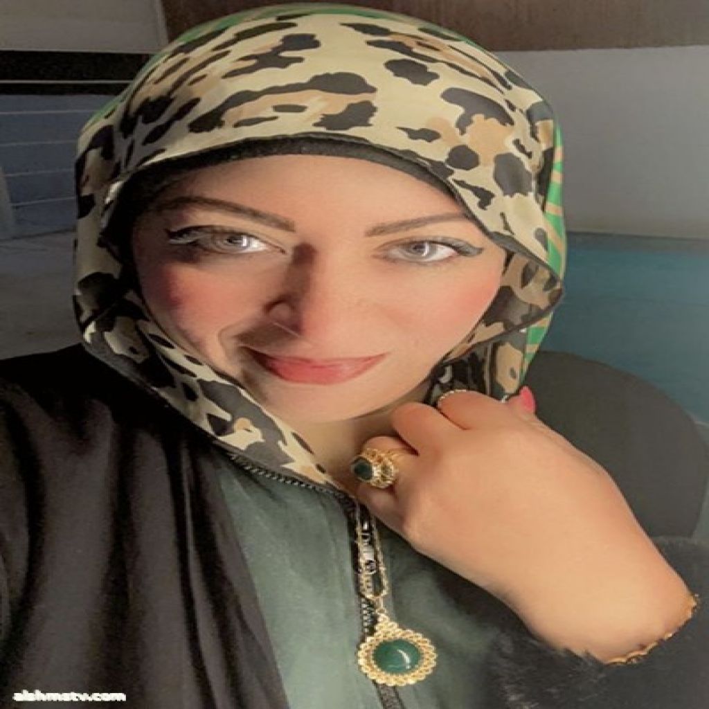قصيدة “في حضرة عينيكِ” كانت بحق لحظة شعرية مدهشة، قدمت فيها رشا طاحون الألق، ليُضيء كلمات الشاعر عاطف المصري وحاكتها الناقدة ليلى كو