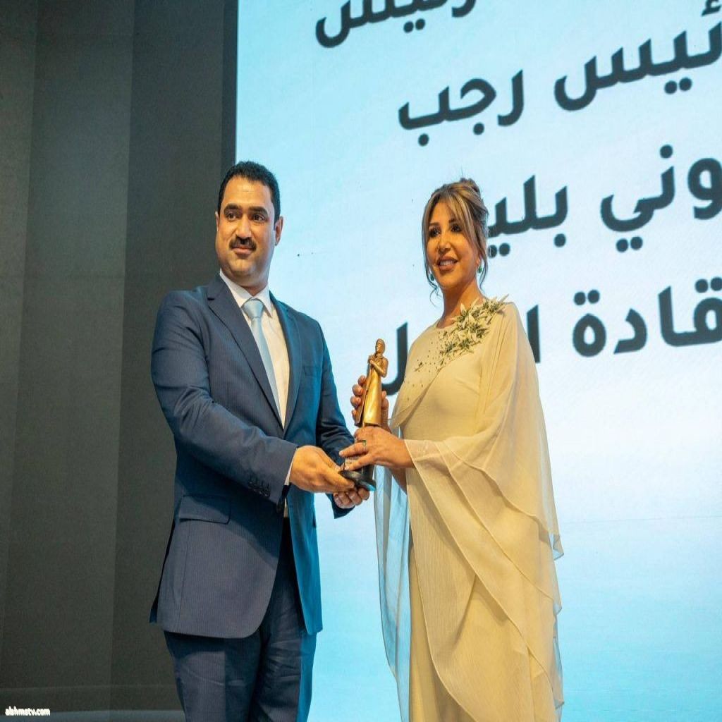 Dr. Muhannad Al-khazraji / د.مهند الـخزرجي  الخزرجي يكرّم الإعلامية منتهى الرمحي بجائزة أطوار بهجت خلال مشاركته في المهرجان الدولي للمرأة الإعلامية