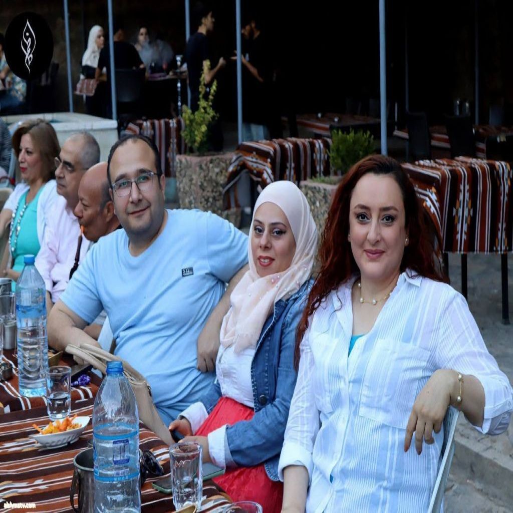 شاعرة الياسمين هناء داوودي‏ في ‏مقهى الرواق للفنون الجميلة‏.