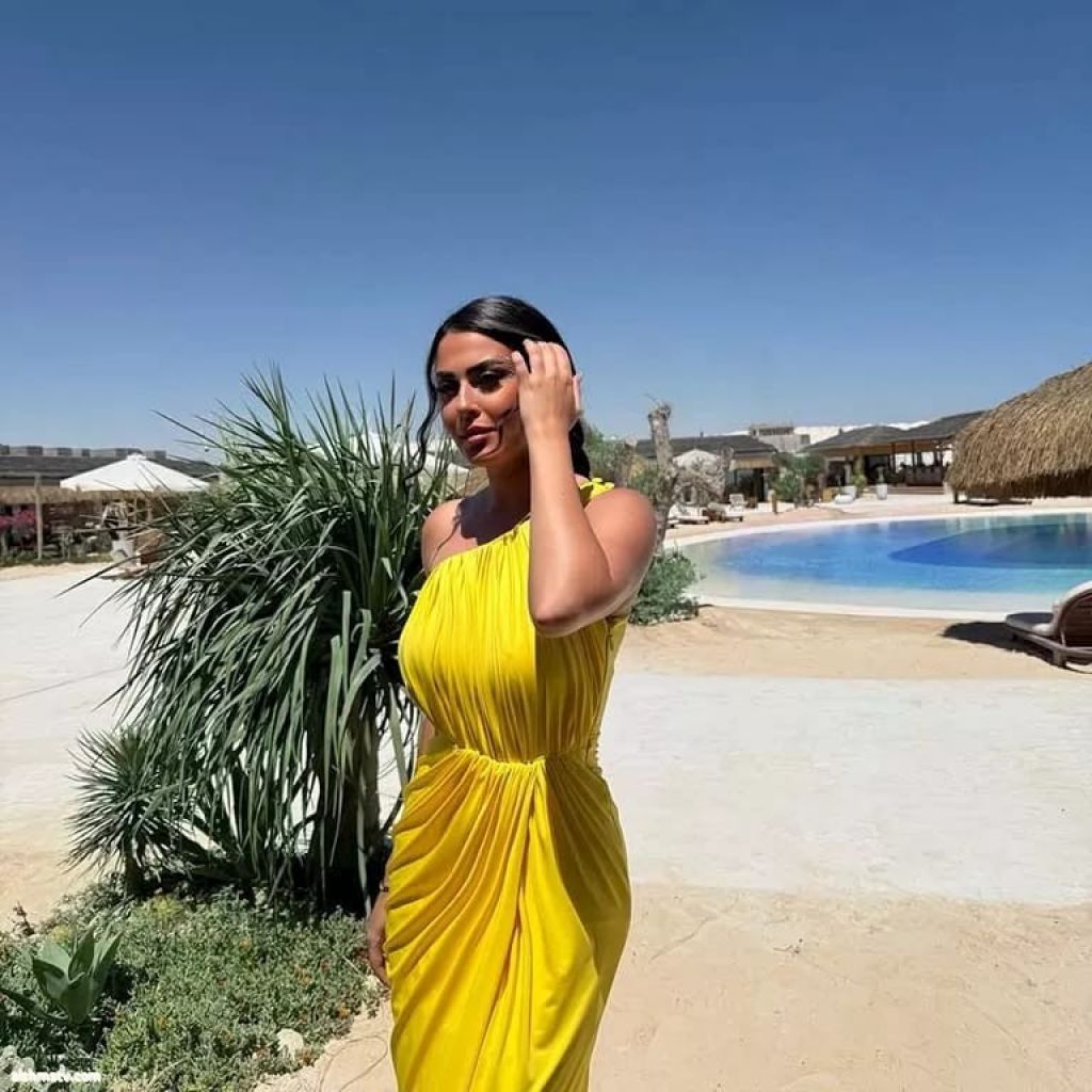 صور جريئة لنجمات الفن أمام شواطئ البحر