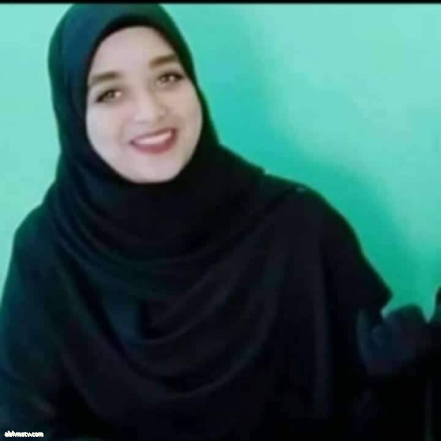 Hoda Hajjaj يهمس لصغاره بالدعاء كلّما ناموا.