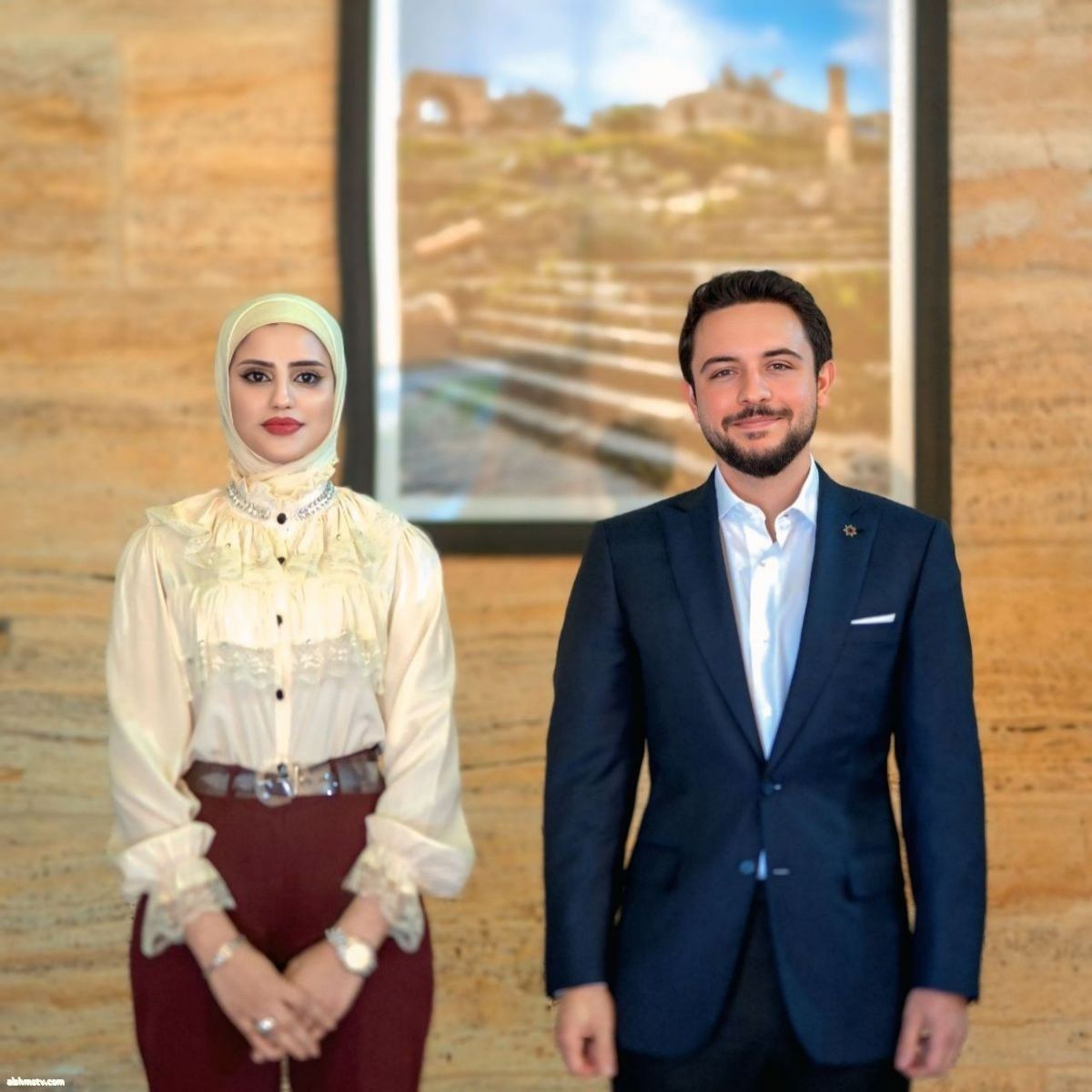 ‏الكاتبة هبه عبابنة‏ بتحديث صورة ملفها الشخصي. في حضرةِ مقامِ سُمُوِّ الأَمير المُفدّى { الحسين بن عبدالله الثاني المعظّم }.????????سُرِرتُ بتأدِيَةِ الواجب، تلبِيَةِ النِّداء..