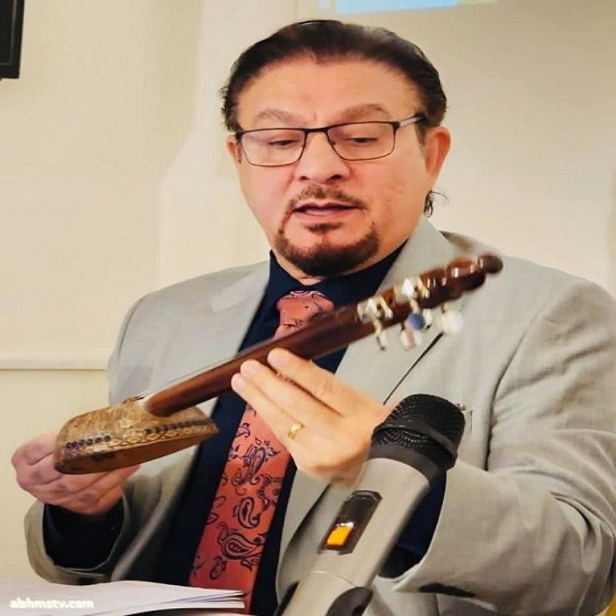 الاعلاميه دنيا صاحب... فنان يخوض نصف قرن في خدمة المقام العراقي محمد حسين كمر: علينا تسجيل هذا التراث وتوثيقه وأرشفته قبل فوات الأوان.