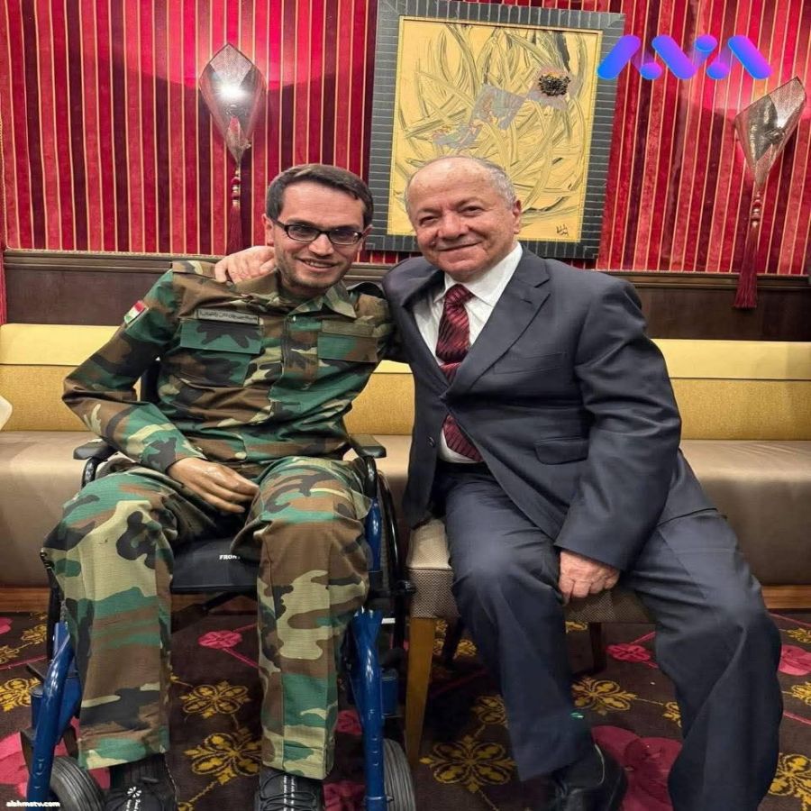 لقطه تاريخيه معد عادل صورة الرئيس البارزاني مع سلمان فرمان البيشمركة الذي فقد كلتا يديه ورجليه وعينيه خلال الحرب مع دا،،عش