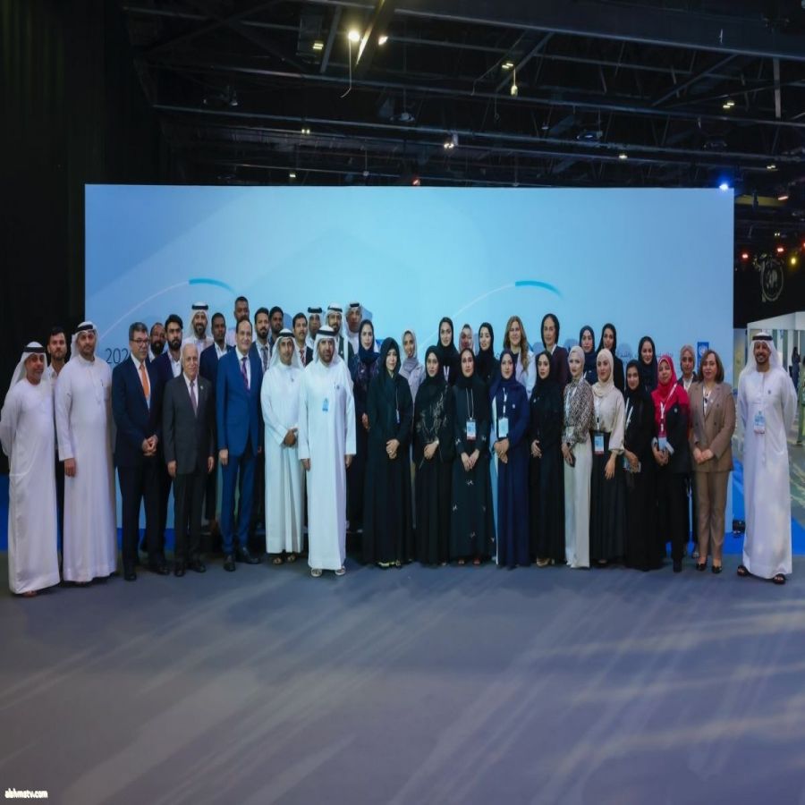 صورة جماعية لفريق عمل مؤسسة محمد بن راشد آل مكتوم للمعرفة مع سمو الشيخة لطيفة بنت محمد بن راشد آل مكتوم، حيث أشادت بجهودهم المستمرة لتعزيز المعرفة والإبداع عبر تنظيم قمة المعرفة 2025.