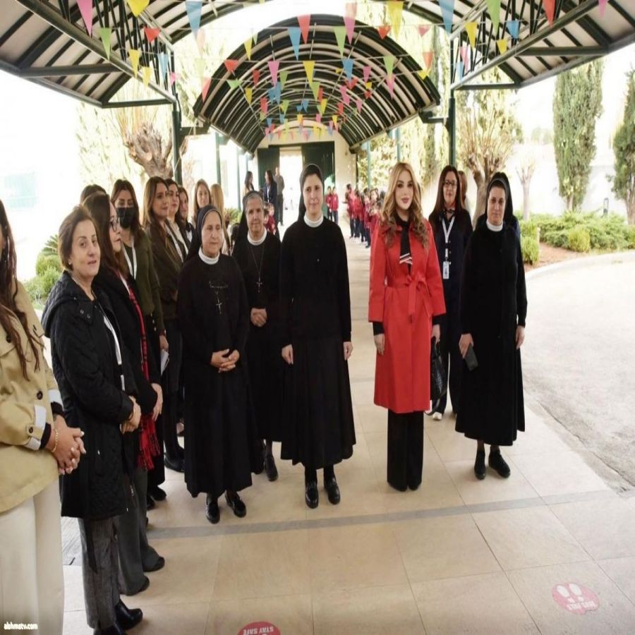 الأديبة الدكتورة سارة طالب السهيل تفتتح معرض “من الصفحة إلى الحياة” في مدرسة راهبات الوردية