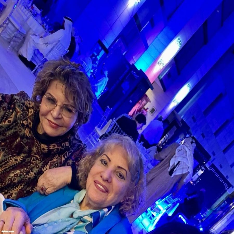 ليلى العثمان  ولما كنت أقود سيارتي مع الصديقة الحبيبة #ليلى_العثمان  بإتجاة #مكتبة_الكويت_الوطنية لحضور فعالية اليوم قبل الأخير #مهرجان_الكويت_المسرحي ..اخترت أن نستمع لأغنية "يشوقني برق من الحي لامع"