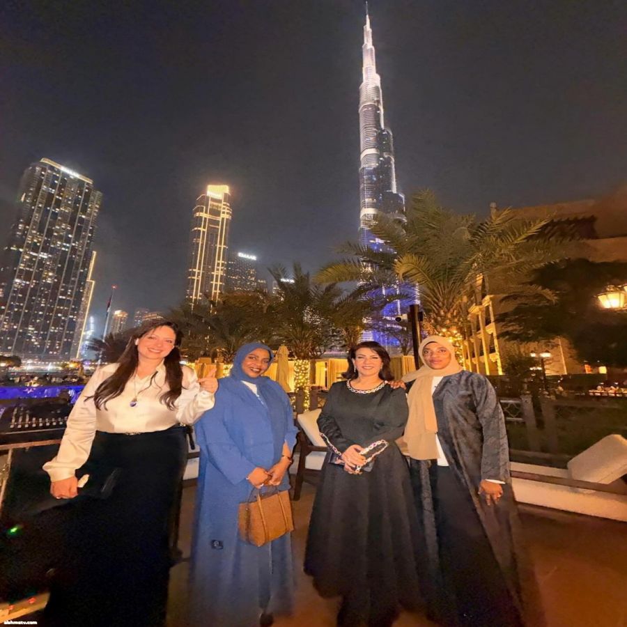 Hanadi Aljowder‎تحت اضواء دبي ونغمات نافورة  برج خليفة ، تحلو الصحبة برعاية جميلتنا د.  سلوى الحمادي