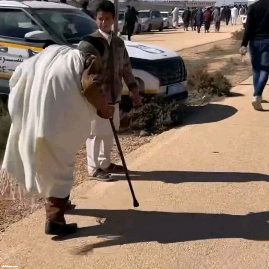 أديم روحي هذه الصورة في جنازة سيف الإسلام ستبقى