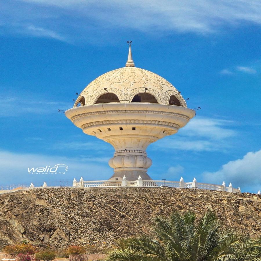 Walid Abdallah كنت فى دبى وقررت أروح مسقط بسلطنة عمان .  المسافة ٤ ساعات بالعربية وبدون تأشيرة