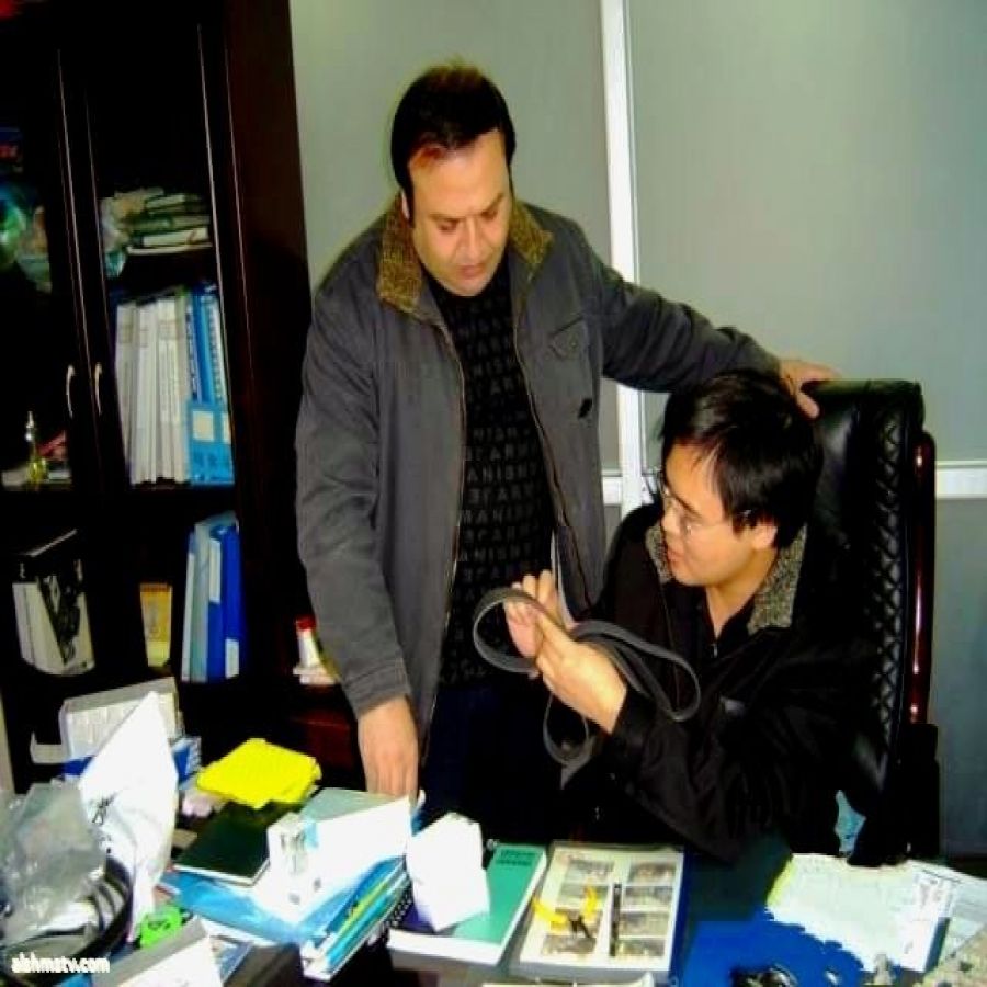 Alaa Fadhil Al-shbib في الصين كنت في زيارة لشركة لصديق فأنتبهت لهذا الرجل من خلال نقاشي معه انه بمنتهى الذكاء فسألت صاحبي؟