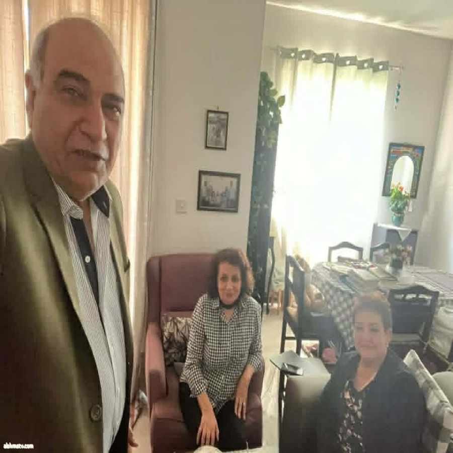 ميسلون هادي شرفني البارحة بالزيارة العزيزان منى سعيد وعبد الستار البيضاني. صديقا الزمن الجميل، والعمل الصحفي المشترك في قاعة واحدة كان يسميها ظرفاء المجلة (قاعة الخدج)،