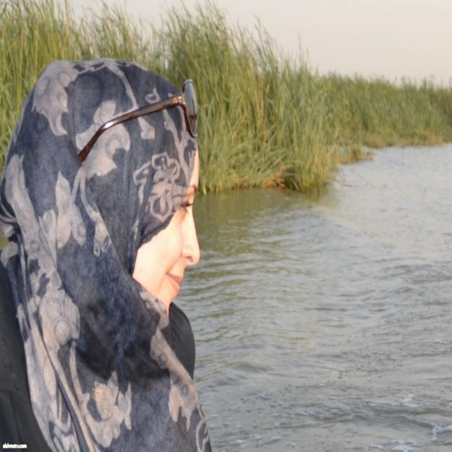 Hajar Alkuhtany في مدينة الناصرية مركز تجاري حديث صغير (مول) أحبه وأحرص على زيارته كلما زرت والدي. حيّرتني جاذبية هذا المكان طويلاً، وتساءلت: ما الذي يجذبني إلى هذا الفضاء المحلي الذي قلّما اشتريت منه بضاعة؟