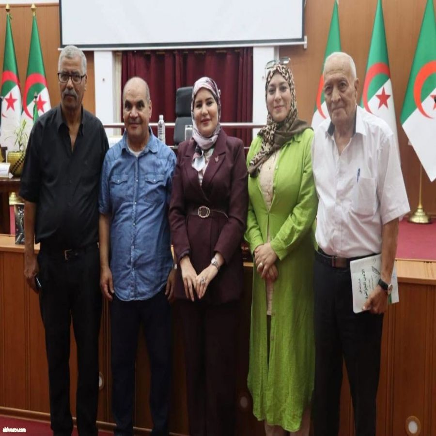 Samia Ghechir من قبسات جلسة اليوم بالمكتبة الرئيسية لولاية سكيكدة.