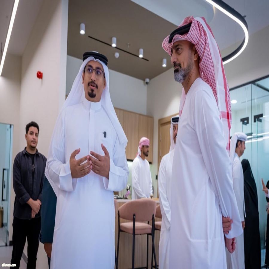 عمار بن حميد يزور المكتب الإعلامي لحكومة عجمان ويطلع على خططه ومشاريعه