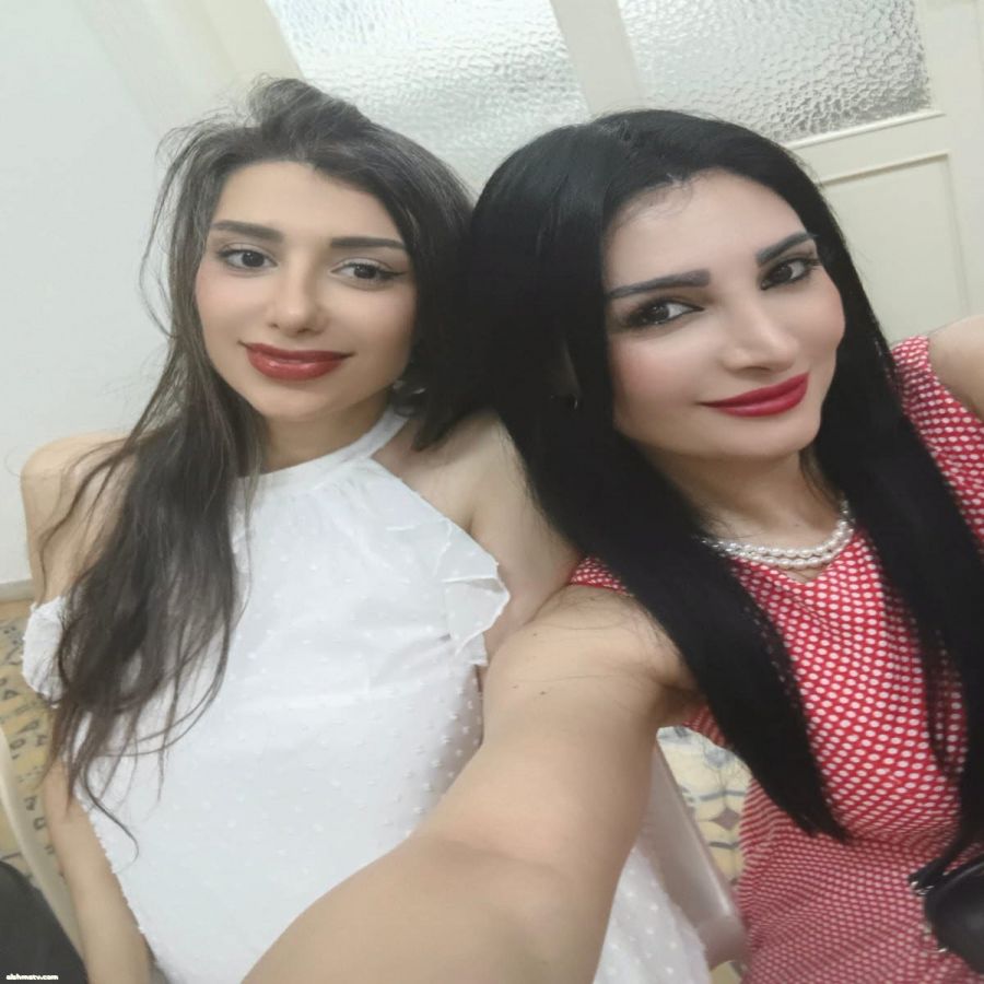 Nariman Alloush ‎‏ مع ‏‎Rola Majed‎‏. هي الأطول قامةً بيننا، والأصغر سنًّا...
