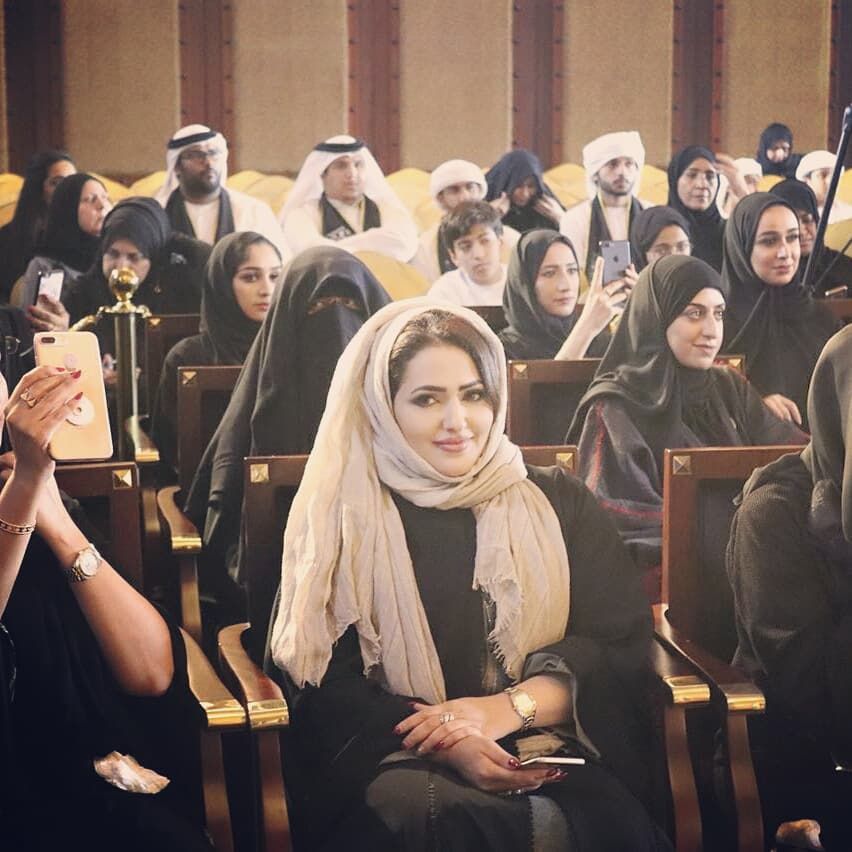 ‏الشاعرة الإماراتية حمدة المر المهيري‏ في ‏‏كلباء‏، ‏إمارة الشارقة‏، ‏الإمارات العربية المتحدة‏‏. برعاية كريمة من الشيخة أسماء بنت صقر القاسمي،